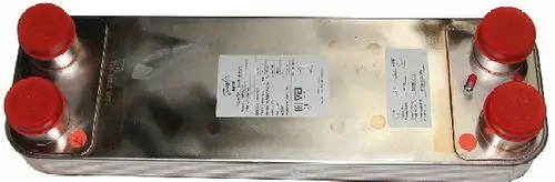 Danfoss Wärmetauscher mit mehreren Anschlüssen und roten Schutzkappen, für Heizungsanwendungen, markiert mit Wolf, auf metallischer Oberfläche.